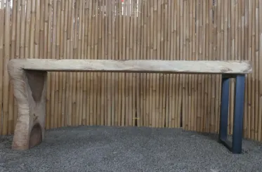 Einzigartiger Tisch aus einem Stück Suarholz, einschließlich des Wurzelteils als Fuß, ca. 210cm Länge, 75cm Breite und 75cm Höhe 